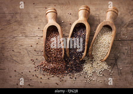 Rot, schwarz und weiß Quinoa Samen auf einem hölzernen Hintergrund Stockfoto