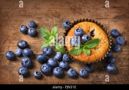 Blaubeer-Muffins in alten Metallkuchenstandplatz Halter Stockfoto