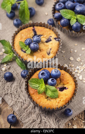 Blaubeer-Muffins in alten Metallkuchenstandplatz Halter Stockfoto