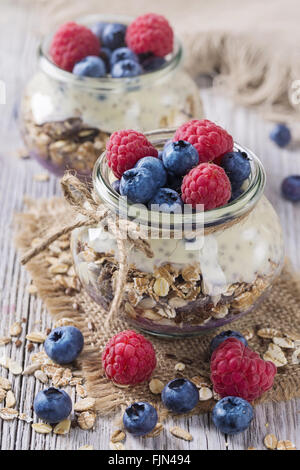 Chia-Samen-Pudding mit Himbeeren und Heidelbeeren Stockfoto