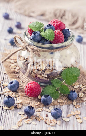 Chia-Samen-Pudding mit Heidelbeeren und Himbeeren Stockfoto