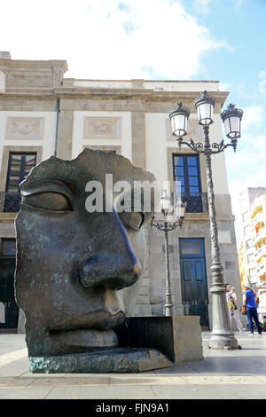 Skulptur eines Gesichts durch Igor Mitoraj vor Guimerá Theater, Santa Cruz De Tenerife, "Kanaren" Stockfoto