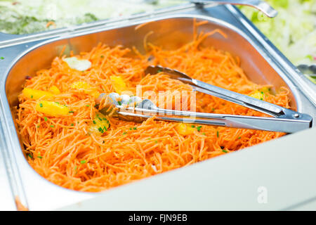 Nahaufnahme von würzigen koreanische Karottensalat in container Stockfoto