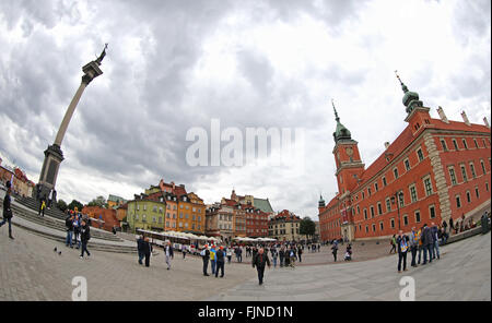 Menschen zu Fuß auf dem Schlossplatz (Plac Zamkowy) in die Altstadt von Warschau, Polen. UNESCO-Weltkulturerbe Stockfoto