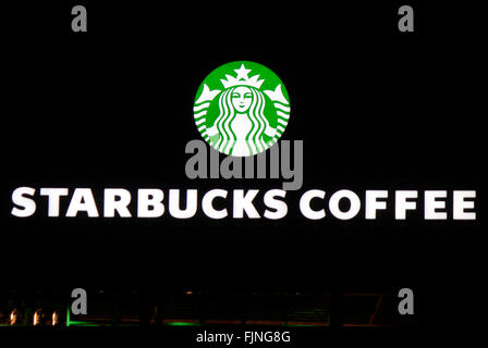 Markenname: "Starbucks Coffee", Berlin. Stockfoto