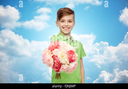 fröhlicher Junge mit Blumenstrauß Stockfoto