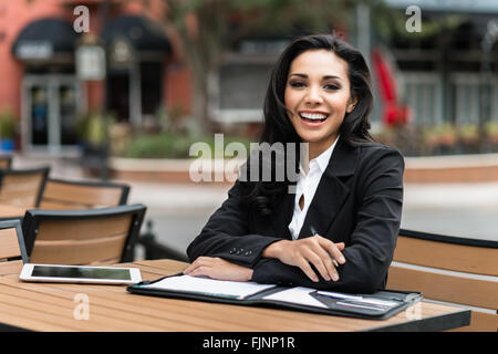 Junge Geschäftsfrau in ihren Zwanzigern, arbeiten im freien Stockfoto