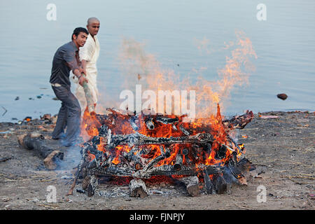 Feuerbestattung Feuer am Ufer des heiligen Ganges-Fluss. Varanasi, Indien. Stockfoto