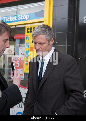 Sidcup, UK. 3. März 2016. Zac Goldsmith, Bürgermeisterkandidat, bei der Werbetätigkeit in Sidcup London Borough of Bexle Credit befragt: Keith Larby/Alamy Live News Stockfoto