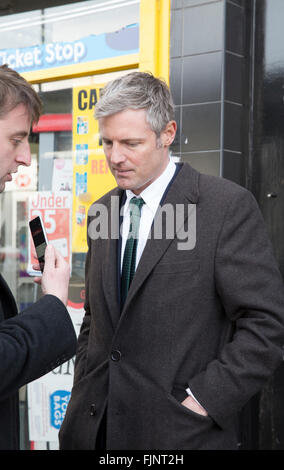 Sidcup, UK. 3. März 2016. Zac Goldsmith, Bürgermeisterkandidat, bei der Werbetätigkeit in Sidcup London Borough of Bexle Credit befragt: Keith Larby/Alamy Live News Stockfoto