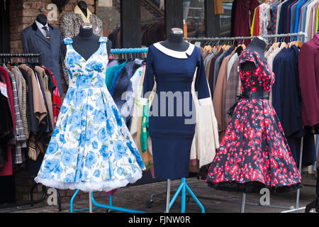 Vintage-Kleider auf dem Display an Camden Stables Market, London Stockfoto