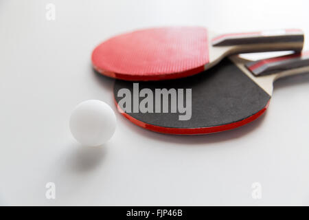 Nahaufnahme von Tischtennis-Schläger mit ball Stockfoto