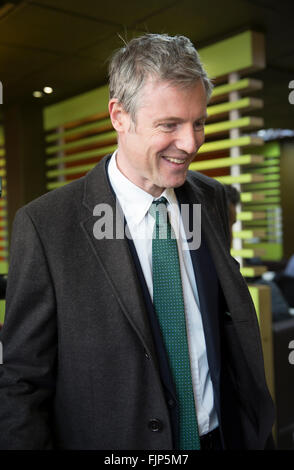 Sidcup, UK. 3. März 2016. Zac Goldsmith, Bürgermeisterkandidat Werbetätigkeit in Sidcup London Borough of Bexle Credit: Keith Larby/Alamy Live News Stockfoto