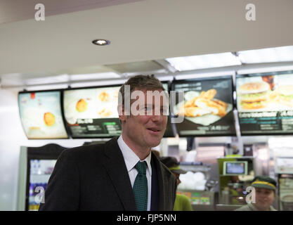 Sidcup, UK. 3. März 2016. Zac Goldsmith, Bürgermeisterkandidat besucht McDonalds bei der Werbetätigkeit in Sidcup London Borough of Bexle Credit: Keith Larby/Alamy Live News Stockfoto