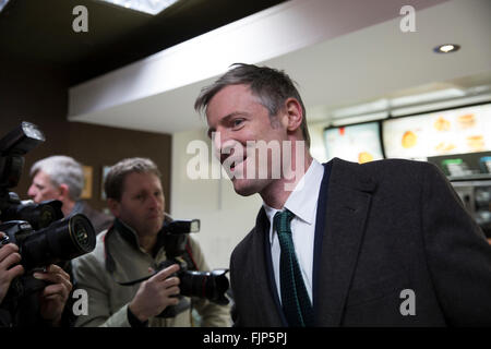 Sidcup, UK. 3. März 2016. Zac Goldsmith, Bürgermeisterkandidat besucht McDonalds bei der Werbetätigkeit in Sidcup London Borough of Bexle Credit: Keith Larby/Alamy Live News Stockfoto