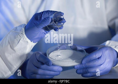 Nahaufnahme der Wissenschaftler Hände mit Chemikalien im Labor Stockfoto