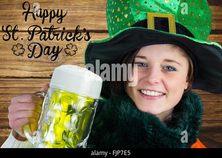 Frau mit Bier neben St Patricks Tag Gruß Stockfoto