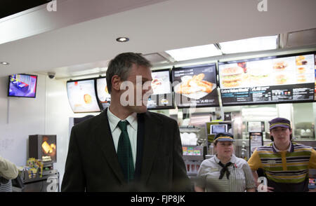 Sidcup, UK. 3. März 2016. Zac Goldsmith, Bürgermeisterkandidat besucht McDonalds bei der Werbetätigkeit in Sidcup London Borough of Bexle Credit: Keith Larby/Alamy Live News Stockfoto