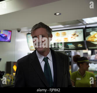 Sidcup, UK. 3. März 2016. Zac Goldsmith, Bürgermeisterkandidat besucht McDonalds bei der Werbetätigkeit in Sidcup London Borough of Bexle Credit: Keith Larby/Alamy Live News Stockfoto