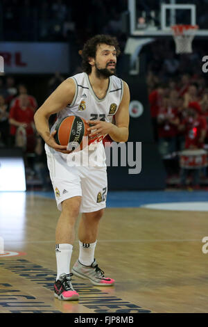 Nürnberg, Deutschland. 25. Februar 2016. Madrids Sergio Llull in Aktion während der Gruppe F der Euroleague Basketball-match zwischen Brose Baskets Bamberg und Real Madrid in Nürnberg, 25. Februar 2016. Foto: DANIEL KARMANN/Dpa/Alamy Live News Stockfoto