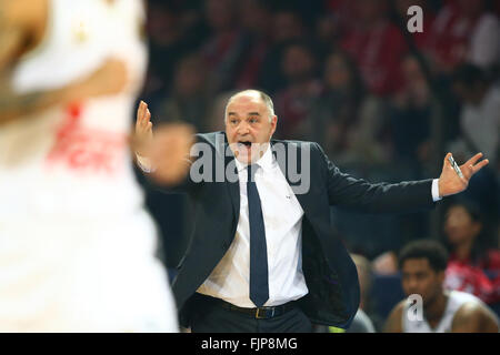 Nürnberg, Deutschland. 25. Februar 2016. Madrids Trainer Pablo Laso Gesten während der Basketball Euroleague Gruppe F zwischen Brose Baskets Bamberg und Real Madrid in Nürnberg, 25. Februar 2016 übereinstimmen. Foto: DANIEL KARMANN/Dpa/Alamy Live News Stockfoto