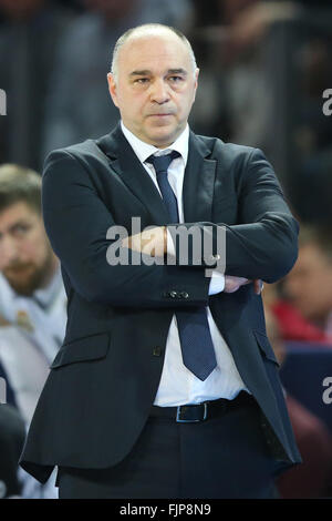 Nürnberg, Deutschland. 25. Februar 2016. Madrids Trainer Pablo Laso während der Euroleague Gruppe F-Basketball-Match zwischen Brose Baskets Bamberg und Real Madrid in Nürnberg, 25. Februar 2016. Foto: DANIEL KARMANN/Dpa/Alamy Live News Stockfoto