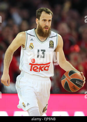 Nürnberg, Deutschland. 25. Februar 2016. Madrids Sergio Rodriguez in Aktion während der Gruppe F der Euroleague Basketball-match zwischen Brose Baskets Bamberg und Real Madrid in Nürnberg, 25. Februar 2016. Foto: DANIEL KARMANN/Dpa/Alamy Live News Stockfoto