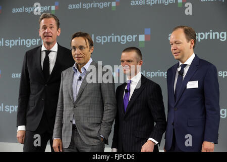 Berlin, Deutschland. 3. März 2016. Management-Holzsteg der deutschen Medien Verlag Axel Springer SE, Mathias Döpfner (L-R), Andreas Wiele, Jan Bayer und Julian Deutz auf der Bilanz-Pressekonferenz in Berlin, Deutschland, 3. März 2016. Foto: WOLFGANG KUMM/Dpa/Alamy Live News Stockfoto