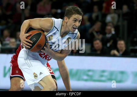 Nürnberg, Deutschland. 25. Februar 2016. Madrids Jaycee Carroll in Aktion während der Gruppe F der Euroleague Basketball-match zwischen Brose Baskets Bamberg und Real Madrid in Nürnberg, 25. Februar 2016. Foto: DANIEL KARMANN/Dpa/Alamy Live News Stockfoto