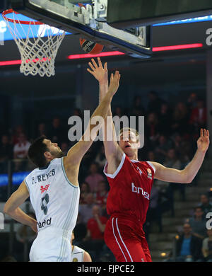 Nürnberg, Deutschland. 25. Februar 2016. Nicolo Melli (R) der Brose Baskets in Aktion gegen Madrids Felipe Reyes in der Gruppe F der Euroleague Basketball-match zwischen Brose Baskets Bamberg und Real Madrid in Nürnberg, 25. Februar 2016. Foto: DANIEL KARMANN/Dpa/Alamy Live News Stockfoto