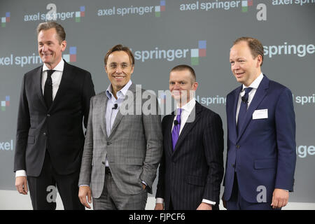 Berlin, Deutschland. 3. März 2016. Management-Holzsteg der deutschen Medien Verlag Axel Springer SE, Mathias Döpfner (L-R), Andreas Wiele, Jan Bayer und Julian Deutz auf der Bilanz-Pressekonferenz in Berlin, Deutschland, 3. März 2016. Foto: WOLFGANG KUMM/Dpa/Alamy Live News Stockfoto