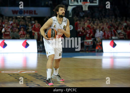 Nürnberg, Deutschland. 25. Februar 2016. Madrids Sergio Llull in Aktion während der Gruppe F der Euroleague Basketball-match zwischen Brose Baskets Bamberg und Real Madrid in Nürnberg, 25. Februar 2016. Foto: DANIEL KARMANN/Dpa/Alamy Live News Stockfoto