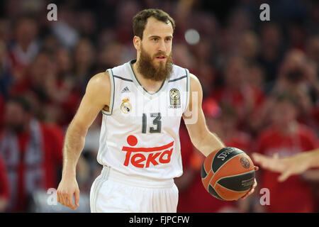 Nürnberg, Deutschland. 25. Februar 2016. Madrids Sergio Rodriguez in Aktion während der Gruppe F der Euroleague Basketball-match zwischen Brose Baskets Bamberg und Real Madrid in Nürnberg, 25. Februar 2016. Foto: DANIEL KARMANN/Dpa/Alamy Live News Stockfoto