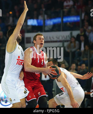 Nürnberg, Deutschland. 25. Februar 2016. Nicolo Melli (C) der Brose Baskets in Aktion gegen Madrids Felipe Reyes (L) und Jonas Maciulis während der Gruppe F der Euroleague Basketball-match zwischen Brose Baskets Bamberg und Real Madrid in Nürnberg, 25. Februar 2016. Foto: DANIEL KARMANN/Dpa/Alamy Live News Stockfoto