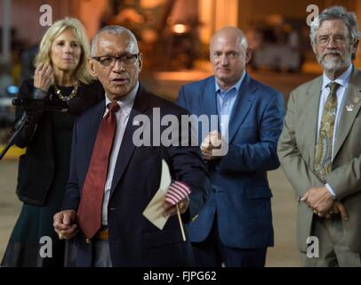 Houston, USA. 3. März 2016. NASA-Administrator Charles Bolden begrüßt Astronaut und Expedition 46 Kommandant Scott Kelly von der NASA bei der Ankunft im Ellington Field 3. März 2016 in Houston, Texas. Stehen hinter Boden: (L-R) Dr. Jill Biden, Ehefrau von Vice President Joe Biden Mark Kelly, ehemaliger US-amerikanischer Astronaut und Scott Kelly eineiigen Zwilling, Dr. John Holdren, Direktor des White House Office of Science. Stockfoto