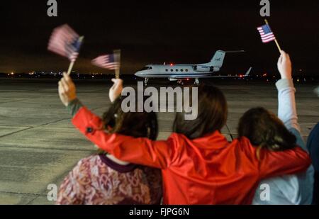 Houston, USA. 3. März 2016. Gönner begrüßen das Flugzeug mit Astronaut und Expedition 46 Kommandant Scott Kelly von der NASA bei der Ankunft im Ellington Field 3. März 2016 in Houston, Texas. Kelly zusammen mit Kosmonauten, die Mikhail Kornienko Rekord Jahre währenden Mission an Bord der internationalen Raumstation ISS, Rückkehr zur Erde am 1. März verbrachte. Stockfoto