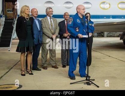 Houston, USA. 3. März 2016. US-amerikanischer Astronaut und Expedition 46 Kommandant Scott Kelly der NASA spricht nach Hause bei der Ankunft im Ellington Field 3. März 2016 in Houston, Texas begrüßt wird. Hinter Kelly stehen: (L-R) Dr. Jill Biden, Ehefrau von Vice President Joe Biden Mark Kelly, ehemaliger US-amerikanischer Astronaut und Scott Kelly eineiigen Zwilling, Dr. John Holdren, Direktor des Johnson Space Center der NASA White House Office of Science and Technology, NASA-Administrator Charles Bolden und Ellen Ochoa, Direktor,. Stockfoto