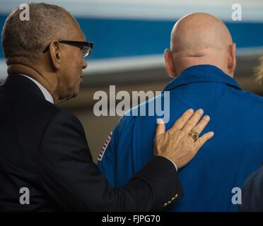 Houston, USA. 3. März 2016. NASA-Administrator Charles Bolden begrüßt Astronaut und Expedition 46 Kommandant Scott Kelly von der NASA bei der Ankunft im Ellington Field 3. März 2016 in Houston, Texas. Kelly zusammen mit Kosmonauten, die Mikhail Kornienko Rekord Jahre währenden Mission an Bord der internationalen Raumstation ISS, Rückkehr zur Erde am 1. März verbrachte. Stockfoto