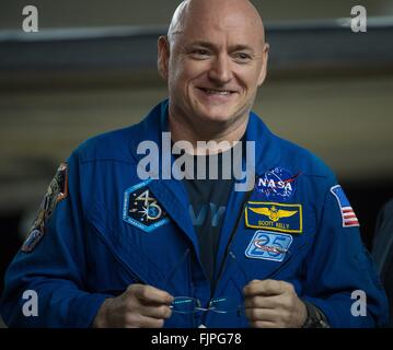 Houston, USA. 3. März 2016. NASA-Astronaut und Expedition 46 Kommandant Scott Kelly lächelt, als er bei der Ankunft im Ellington Field 3. März 2016 in Houston, Texas begrüßt wird. Kelly zusammen mit Kosmonauten, die Mikhail Kornienko Rekord Jahre währenden Mission an Bord der internationalen Raumstation ISS, Rückkehr zur Erde am 1. März verbrachte. Stockfoto