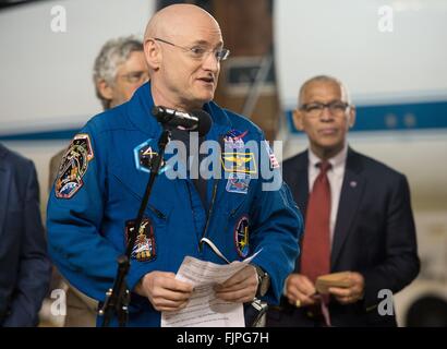 Houston, USA. 3. März 2016. US-amerikanischer Astronaut und Expedition 46 Kommandant Scott Kelly der NASA spricht nach Hause bei der Ankunft im Ellington Field 3. März 2016 in Houston, Texas begrüßt wird. Kelly zusammen mit Kosmonauten, die Mikhail Kornienko Rekord Jahre währenden Mission an Bord der internationalen Raumstation ISS, Rückkehr zur Erde am 1. März verbrachte. Stockfoto