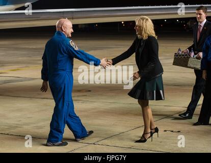 Houston, USA. 3. März 2016. NASA-Astronaut und Expedition 46 Kommandant Scott Kelly lächelt, als er bei der Ankunft von Dr. Jill Biden, Ehefrau von Vize-Präsident Joe Biden im Ellington Field 3. März 2016 in Houston, Texas begrüßt wird. Kelly zusammen mit Kosmonauten, die Mikhail Kornienko Rekord Jahre währenden Mission an Bord der internationalen Raumstation ISS, Rückkehr zur Erde am 1. März verbrachte. Stockfoto