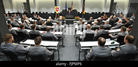 Staat Premier des unteren Sachsen Stephan Weil spricht mit Soldaten und überträgt im Rahmen einer Feierstunde im niedersächsischen Landtag in Hannover, 3. März 2016. Die Bundeswehr-Kontingente im Ausland eingesetzt wurden mit einem Festakt im unteren Sächsischen Landtag geehrt. Foto: HOLGER HOLLEMANN/dpa Stockfoto