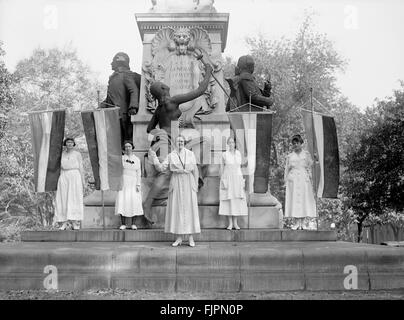 Frauenrechtlerinnen demonstrieren am Lafayette Statue, Washington DC, USA, ca. 1918 Stockfoto