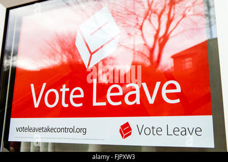 London, UK. 3. März 2016. Eine Abstimmung verlassen Wahlplakat in einem Wohnhaus in London, am 3. März 2016 angezeigt.  Ein Referendum über die Mitgliedschaft Großbritanniens in der Europäischen Union wird am Donnerstag, 23. Juni 2016 stattfinden. Bildnachweis: Chris Dorney/Alamy Live-Nachrichten Stockfoto