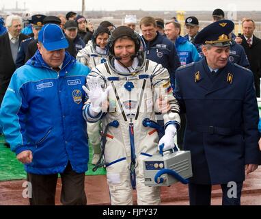 Internationale Raumstation ISS-Expedition 19 Commander russischen Kosmonauten, Gennady Padalka "Wellenlinien" wie er geleitet wird, um das Raumschiff Sojus TMA-10 vor, starten an Bord der Sojus-Raumschiff 26. März 2009 in Baikonur, Kasachstan. Stockfoto