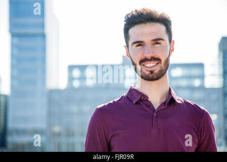 Porträt eines attraktiven jungen Mannes Stockfoto