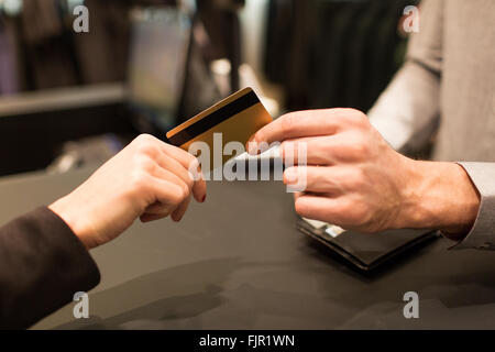 Nahaufnahme von Aushaendigen Kreditkarte an Verkäufer Stockfoto