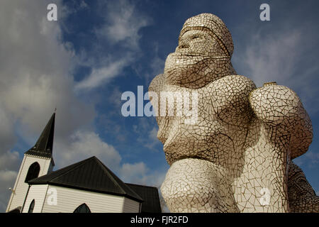 Mosaik Skulptur gewidmet Captain Scott, von Jonathan Williams, befindet sich vor der norwegischen Kirche in Bucht von Cardiff, Wales Stockfoto