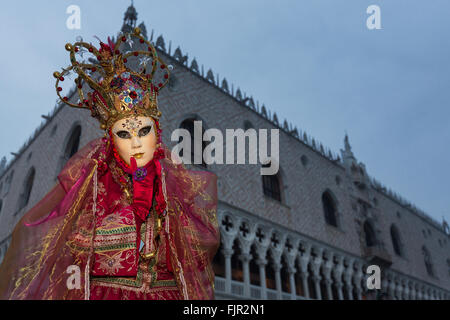 Eine Frau verkleidet für den Karneval in Venedig, Italien Stockfoto