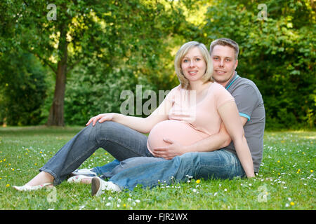 Schwangere paar im park Stockfoto